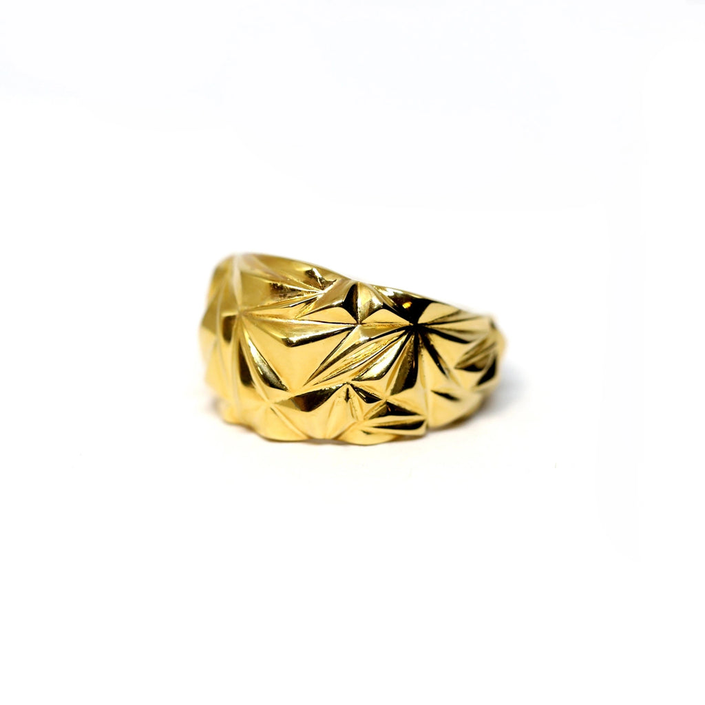 Find this beautiful textured ring for men at Ruby mardi, a fine jewelry store in Montreal. From designer Bena Jewerly, the Dôme ring will give you power.