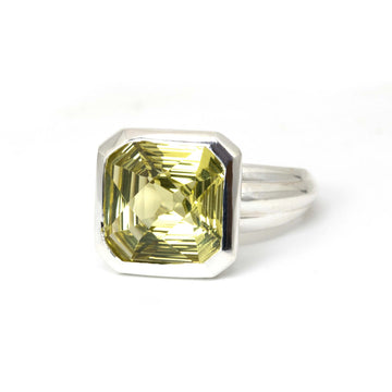 Big bright lemon quartz gemstone set in sterling silver by designer Bena Jewelry, a one-of-a-kind gender neutral statement ring. Find the most exquisite designer jewelry at Ruby Mardi, a fine jewelry store in Montreal that presents the work of the most talented Canadian jewelry designers. Custom jewelry services also offered.