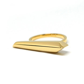 Allure ring in gold vermeil by Bena Jewelry seen on a white background. Unisex piece that harnesses the radiance of angular shapes and power of light at play. Find it at our online store or in Montreal’s Little Italy.