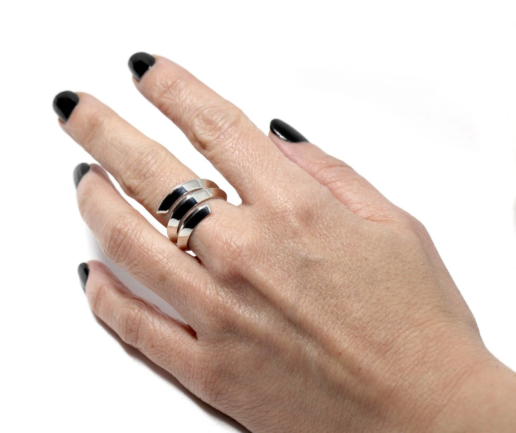 Embrace ring in sterling silver by jewelry designer BENA. A Minimalist, modern and elegant piece of fine jewelry. Find this gender-neutral ring that fits both classic and edgy wardrobes at Ruby Mardi high end jewelry gallery, online or at our store in Montreal’s Little Italy.