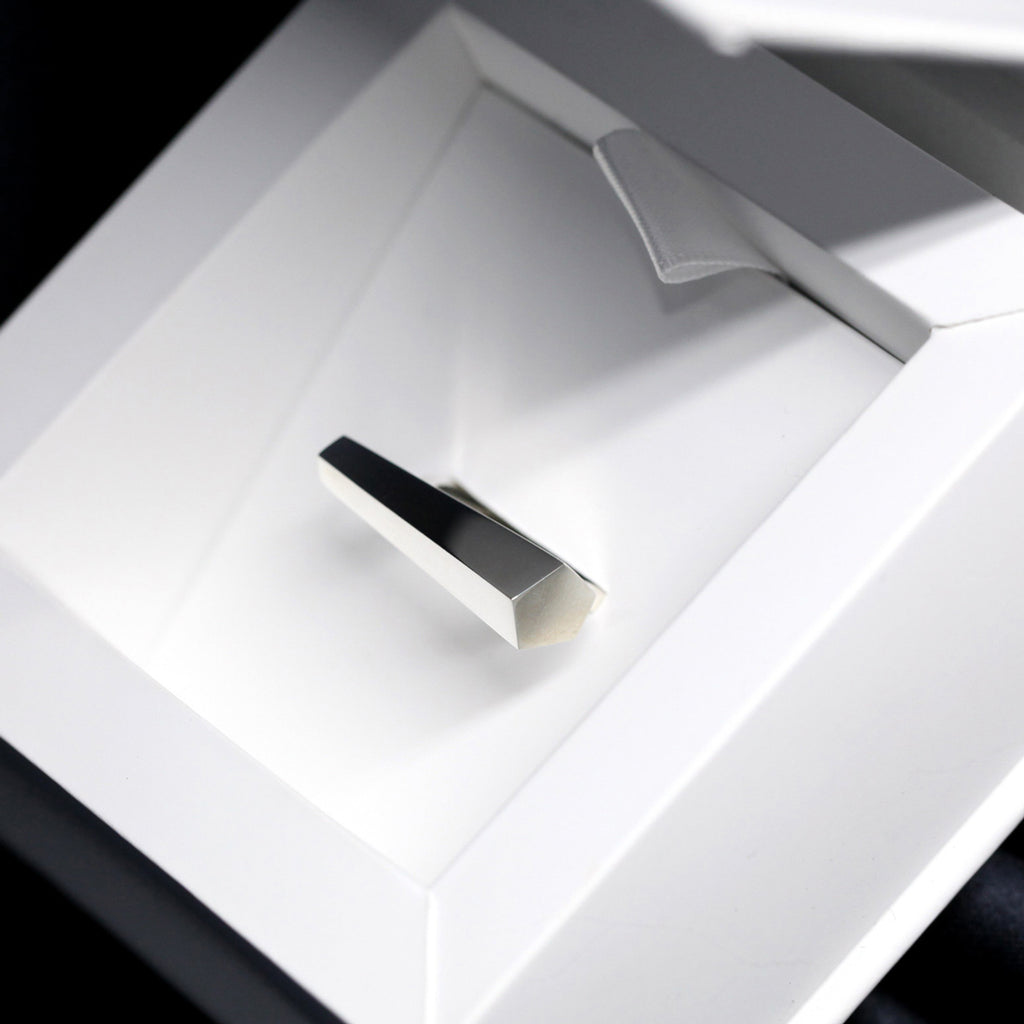 Boîte conçue sur mesure pour la bague STURDY de Bena Jewelry. Les bijoux de Bena Jewelry ainsi que leur packaging ont entièrement été conçus et fabriqués à Montréal. On observe ici la bague dans l’ombre, où un jeu de lumière intéressant apparait. 