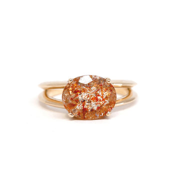  Product photography of a beautiful ring in 14k rose gold featuring a huge oval sunstone, by designer Bena Jewelry. Find the most exquisite designer jewelry at Ruby Mardi, a fine jewelry store in Montreal that presents the work of the most talented Canadian jewelry designers. Custom jewelry services also offered.