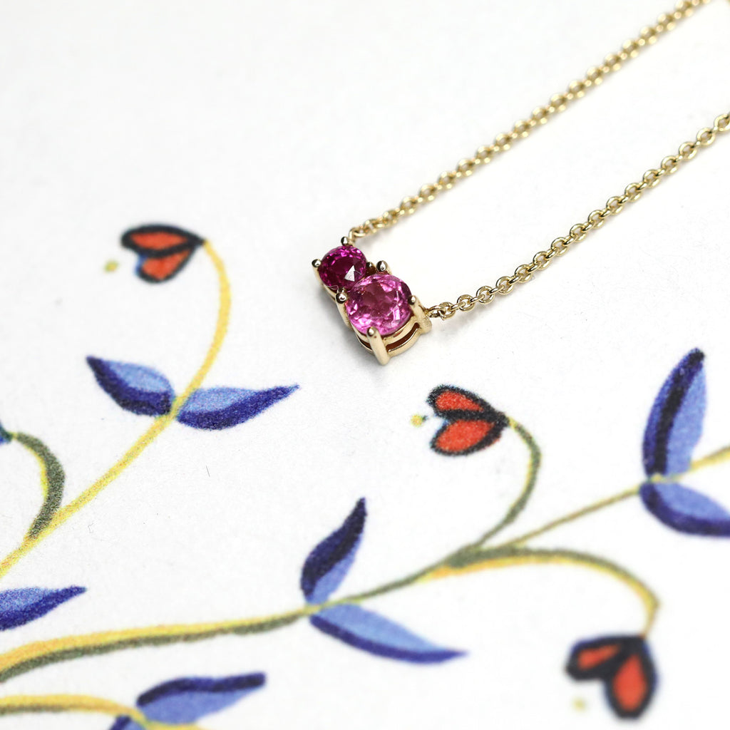 Joli pendentif avec pierres précieuses roses créé et fabriqué à la main par la créatrice de bijoux montréalaise Lico Jewelry. Disponible à la galerie de bijoux fins Ruby Mardi, dans la Petite Italie. 