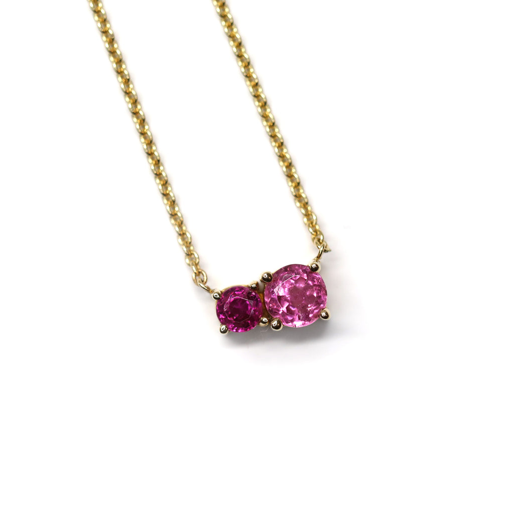 Le collier en or jaune Snapdragon fabriqué à la main par Lico Jewelry à Montréal présente une rubelite et une tourmaline rose. Il est disponible à la bijouterie Ruby Mardi, dans la Petite Italie. Nous offrons aussi des services de création de bijou sur mesure. 
