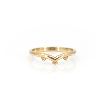 Yellow gold band in V shape with chevron photographed on a white background. Alternative organics wedding bridal jewelry that can be found at fine jewellery store Ruby Mardi in Montreal’s Little Italy.
