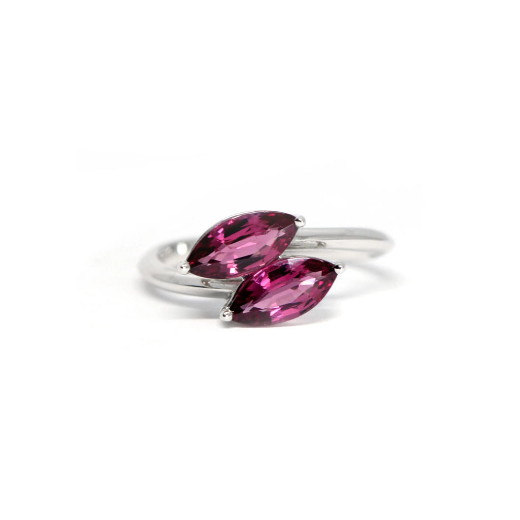 toi et moi rhodolite garnet white gold bridal ring made in montreal by boutique ruby mardi in littlre italy on a white background
