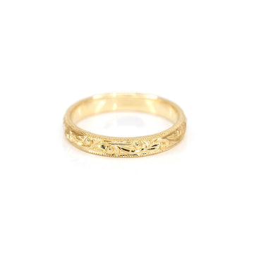 yellow gold engraved wedding band made bu the jewelry designer Deborah Lavery manufacture of bridal jewellery and engagement ring made in montreal for the best jeweler in town boutique ruby mardi on a white background