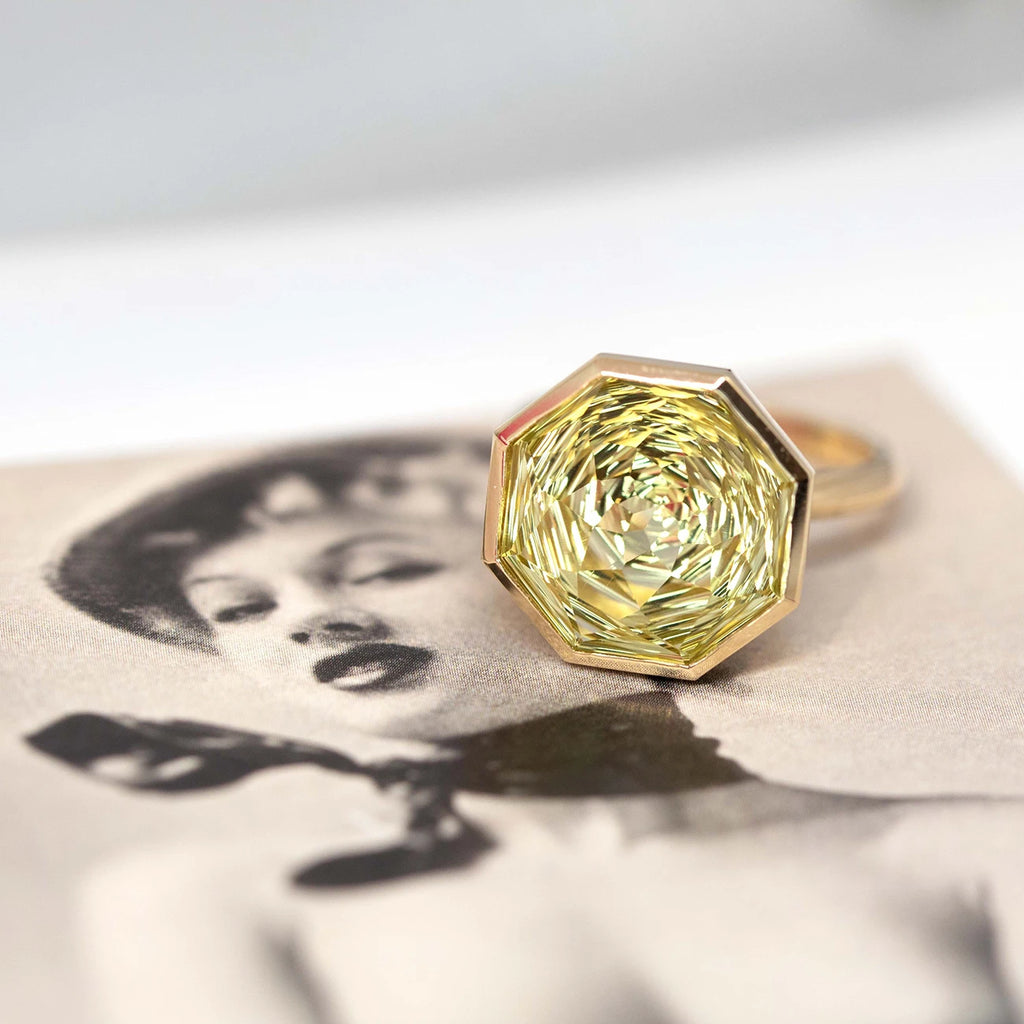 Octagon lemon quartz yellow gold cocktail ring handmade in Montreal seen on a unique background showing a young lady. Big fancy ring that would make a great alternative bridal ring.  Modifier le texte alternatif